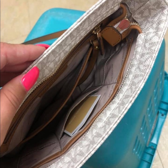 michael Kor’s purse - Picture 2 of 4